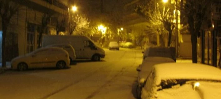 Ντελιβεράς βγήκε μέσα στον χιονιά για να παραδώσει παραγγελία (βίντεο)